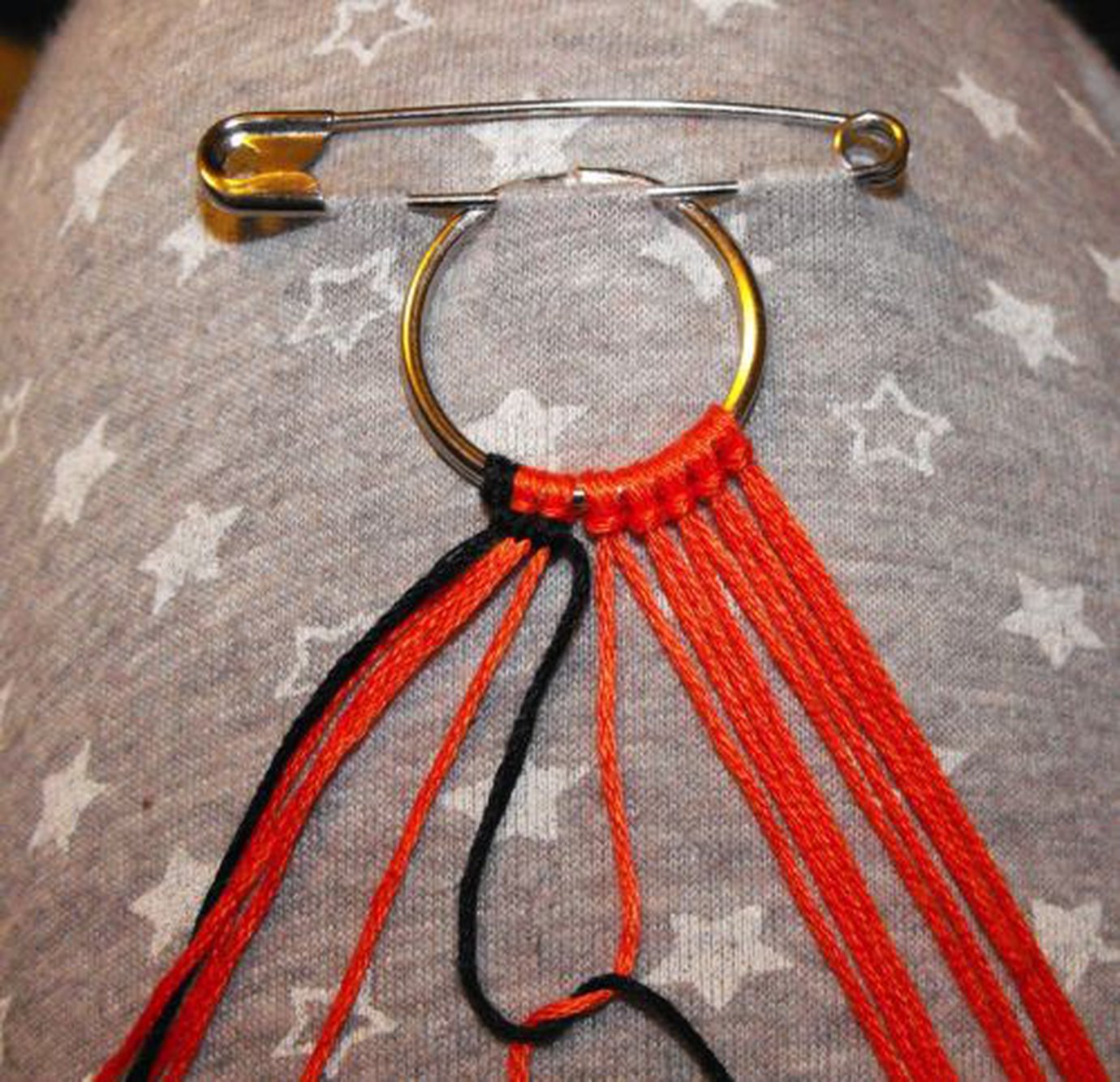 брелки из мулине. брелок из пряжи. фенечка брелок. брелок из мулине. брелки из мулине.