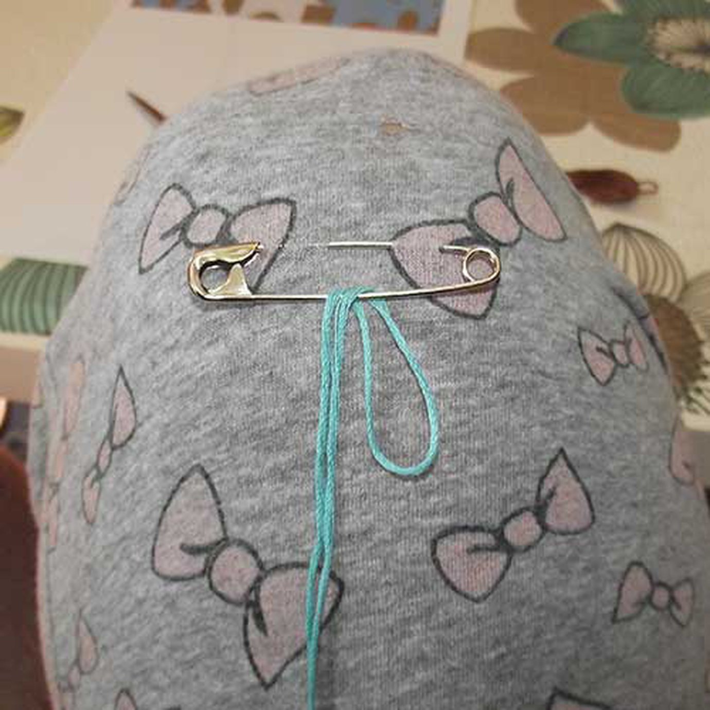 Safety pin brooch tutorial BraceletBook