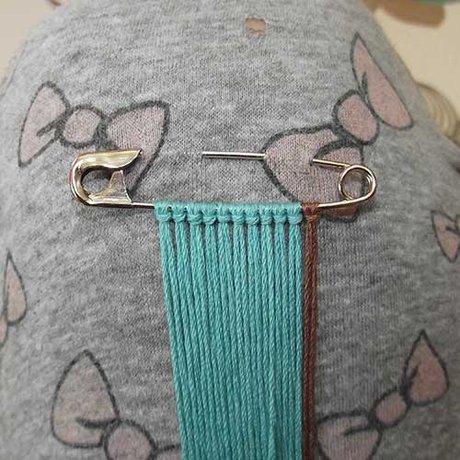 Safety pin brooch
