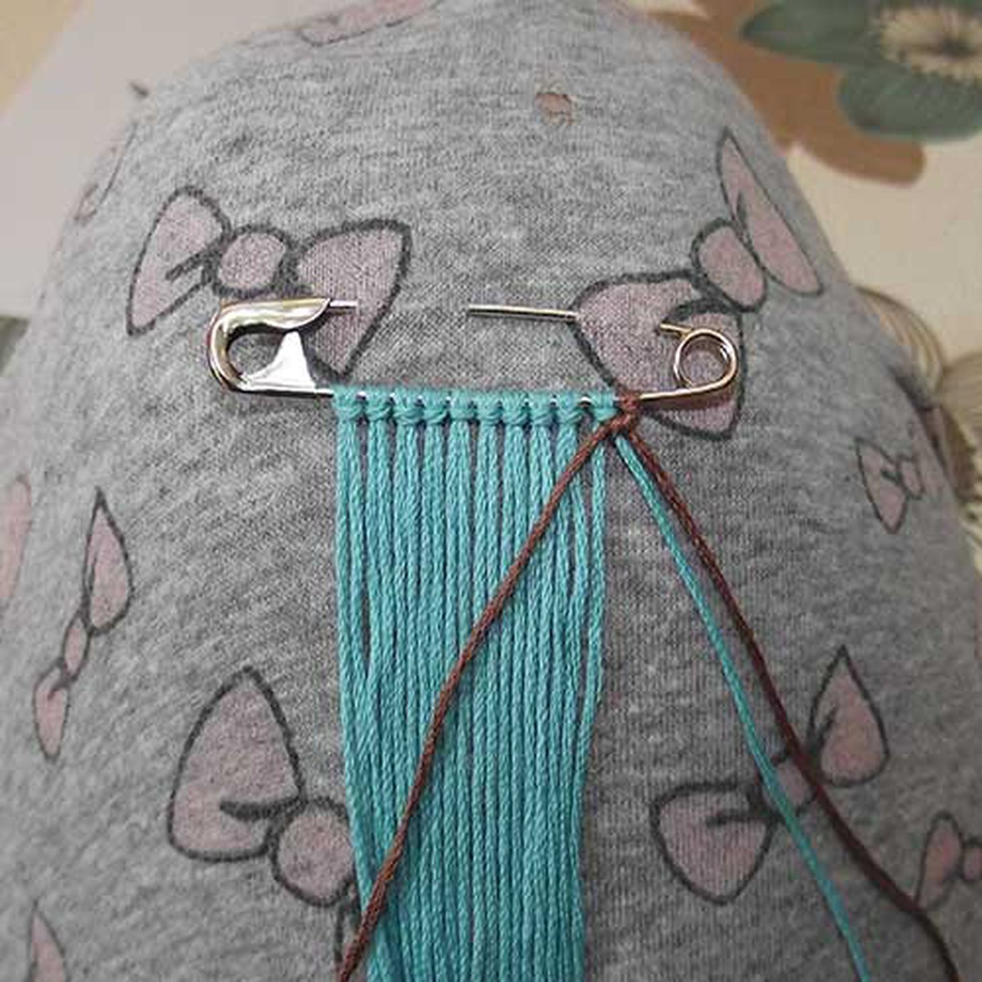 Safety pin brooch tutorial BraceletBook