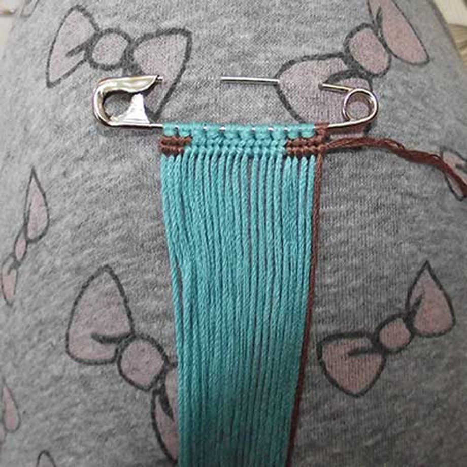 Safety pin brooch tutorial BraceletBook