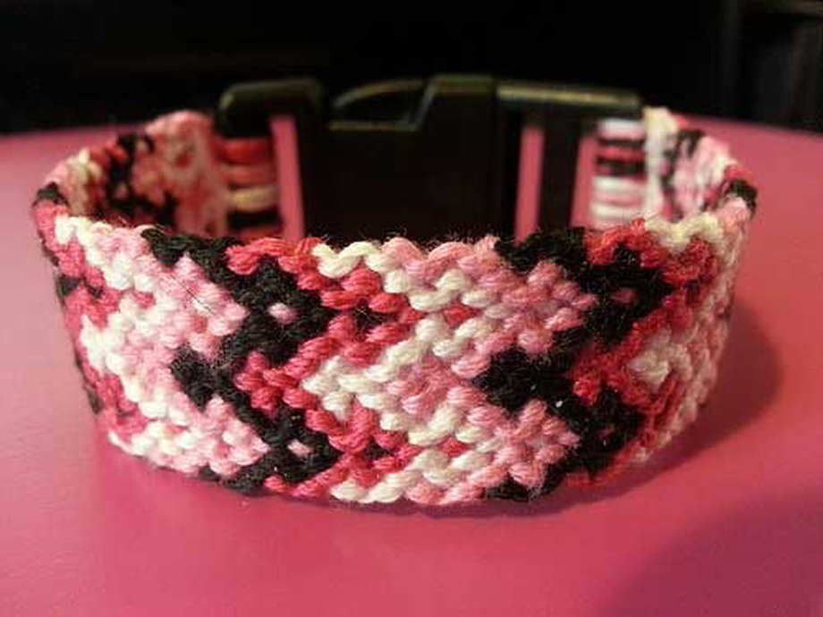 Adding Paracord Buckles to Friendship Bracelets tutorial BraceletBook